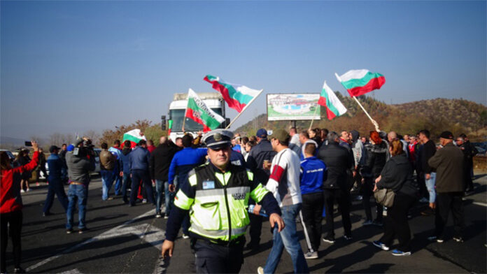 Жива верига отново затвори Е-79 край Благоевград, в протеста се включи цялата област