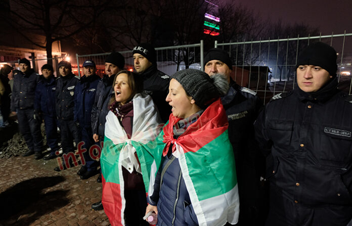 500 протестиращи запалиха свещи в Благоевград за "умиращото правителство" (СНИМКИ)