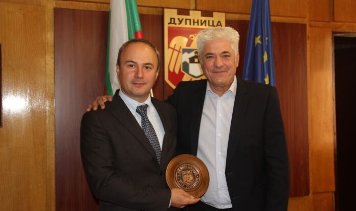 Посланикът на Румъния гостува на кмета на Дупница, обсъдиха привличането на инвеститори