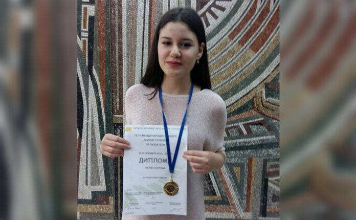 Възпитаничка на Детската музикална школа към НЧ "Никола Вапцаров" с първа награда в конкурс по пиано