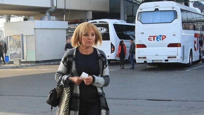 Мая Манолова с приемни във влакове и автобуси