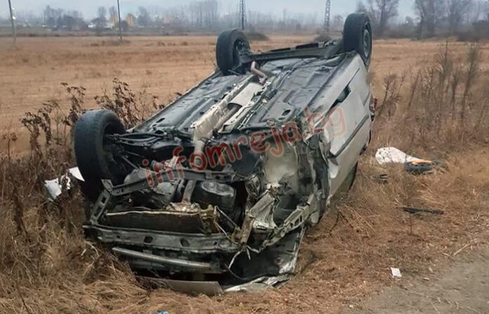 Кола се вряза в такси на пътя за Гърмен, преобърна се по таван