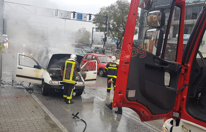 Кола пламна в движение на кръгово кръстовище в Благоевград
