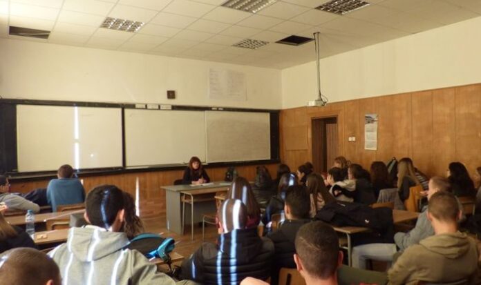 Магистрати от Административния съд в Кюстендил с лекция сред учениците