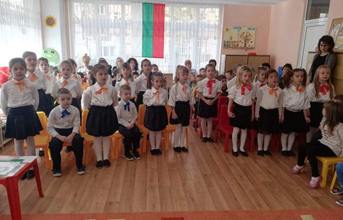 Малчугани от ДГ „Детски свят“ с тържество за Деня на народните будители