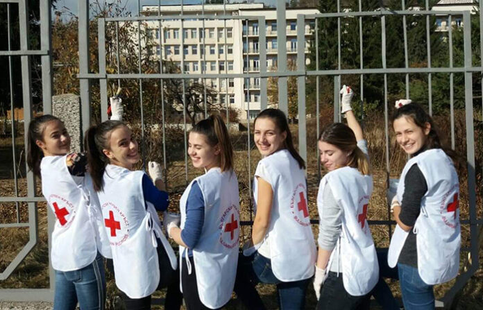 БЧК доброволци освежиха оградата на разложката болница