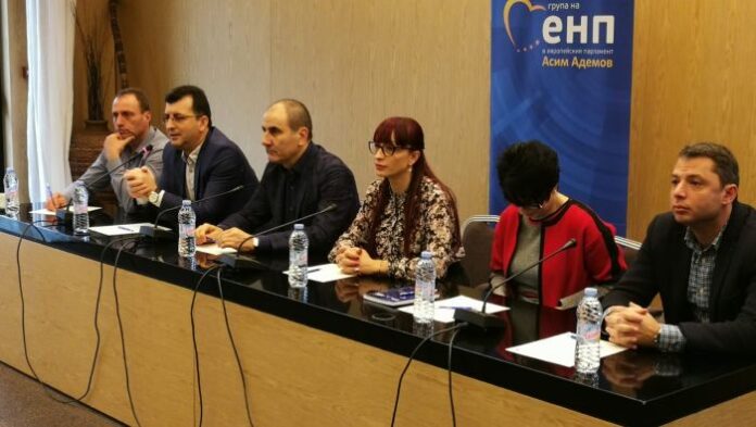 Депутати и кметове от Пиринско на семинар "Европа на кръстопът", организиран от Асим Адемов