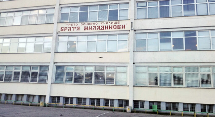 Ученички помагат на дете в беда