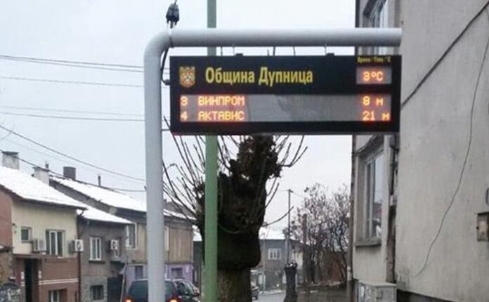23 електронни табла работят на спирките за автобуси в Дупница