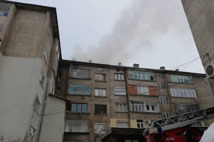 Жилищна кооперация гори в Благоевград! Цялата пожарна на крак