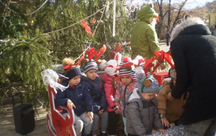 Дядо Коледа получи писма от децата на Кюстендил