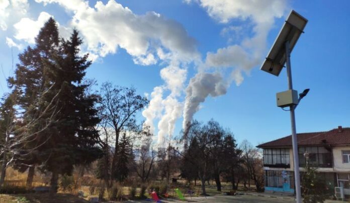 Соларни лампи озариха площада на Големо село