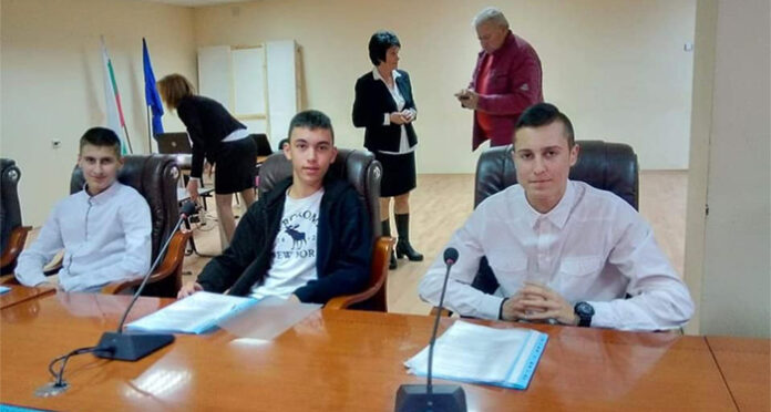 Какво ще ни дадеш, историйо, от пожълтелите си страници