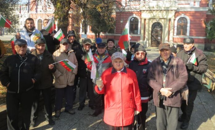 Вял протест с малцина недоволни в Кюстендил! Двама млади мъже и 30 полицаи се събраха в центъра на града