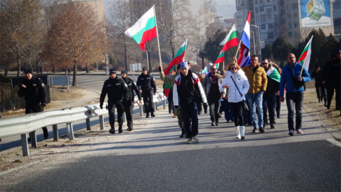Неуспешен опит за блокада на Е-79 при шестия протест в Благоевград (СНИМКИ)