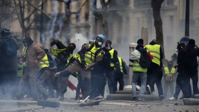 Масови арести и сълзотворен газ при протеста в Париж
