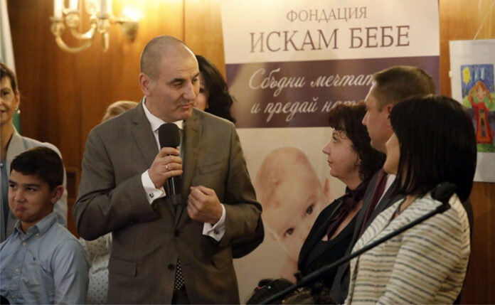 ПГ на ГЕРБ дари 6 000 лв. за болно момче и 7 000 лв. за Фондация "Искам бебе"