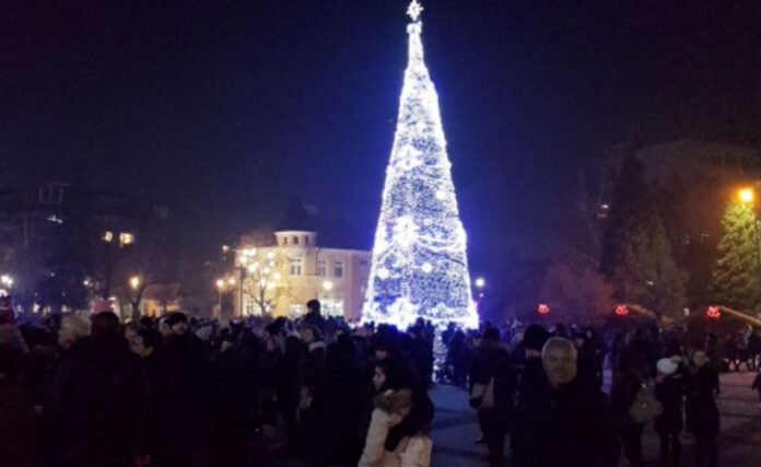 Грейна коледната елха в Дупница! Дядо Коледа с подаръци за три деца