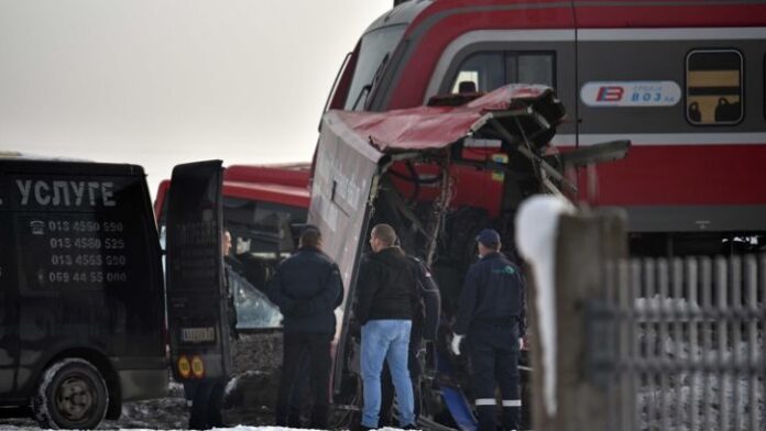 Сблъсък на влак и автобус в Сърбия! 5 загинали и 30 ранени, повечето деца
