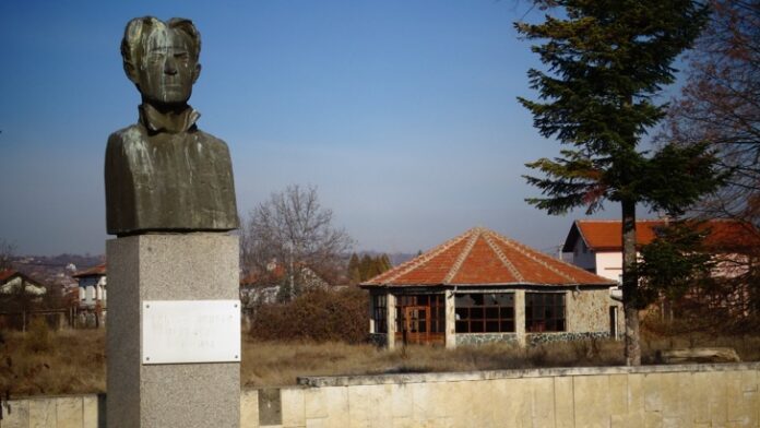 Две хризантеми пред Вапцаров в Бараково и... "какво тук значи някаква си личност"