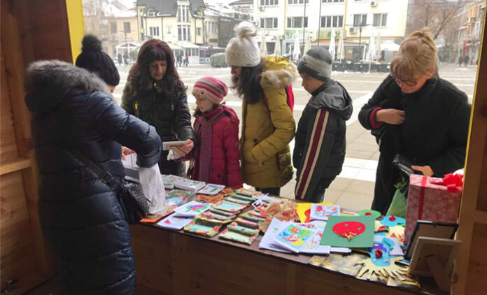 Коледен благотворителен базар в подкрепа на Иван се провежда в Благоевград
