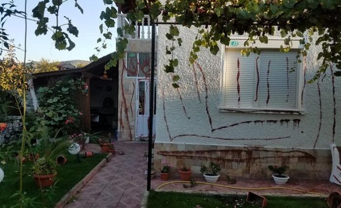 Омазаха с двигателно масло входната врата на кандидат-кметица