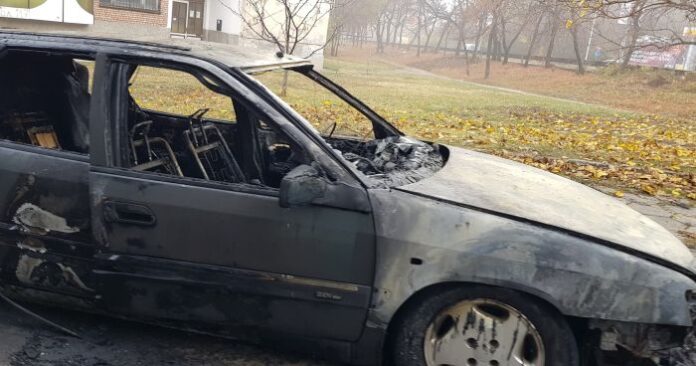 Двигателен отсек и стъкло са унищожени при пожара в лек автомобил в Дупница