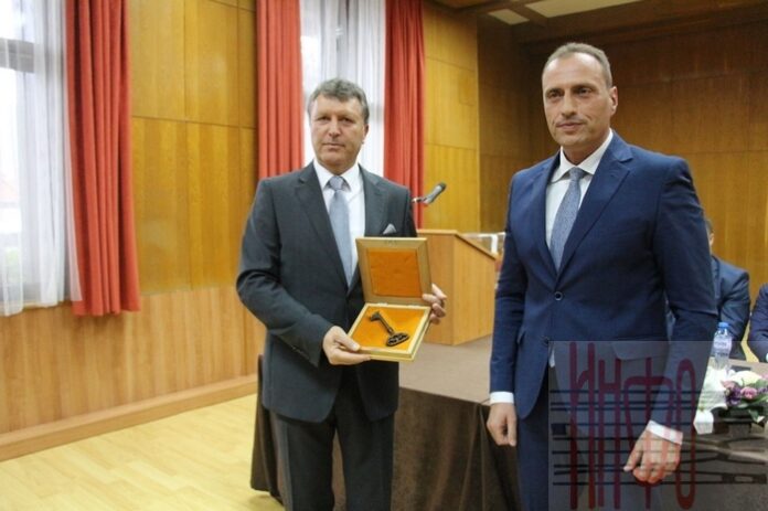 Новият кмет на Банско се закле! Икономов предаде ключа на Кадев (СНИМКИ+ВИДЕО)