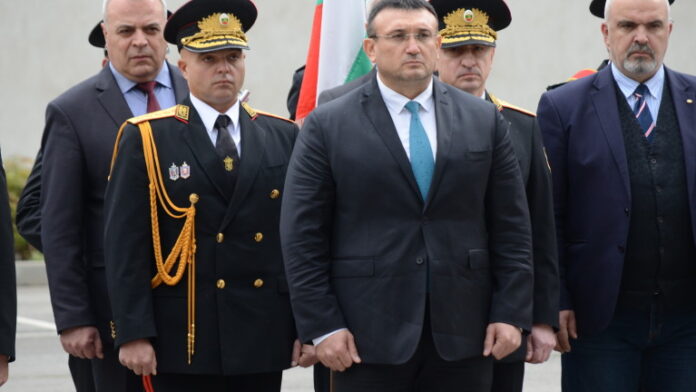 Увеличават заплатите на полицаите, докато 185 000 "изчезнаха" от банка