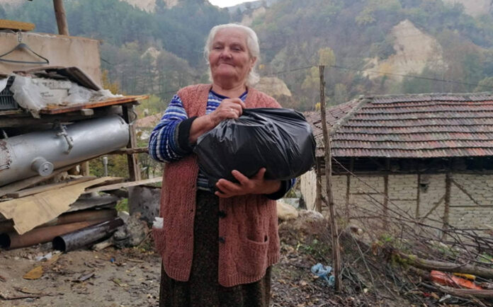 В Деня на християнското семейство кметът Атанас Стоянов дари хранителни пакети на хора в нужда