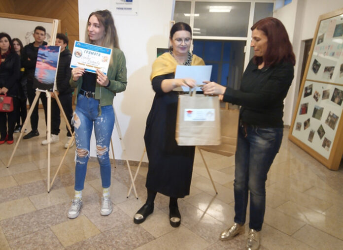 Фоайето на НПГ „Д. Талев“- Гоце Делчев, грее с картини на ученици и учители в гимназията