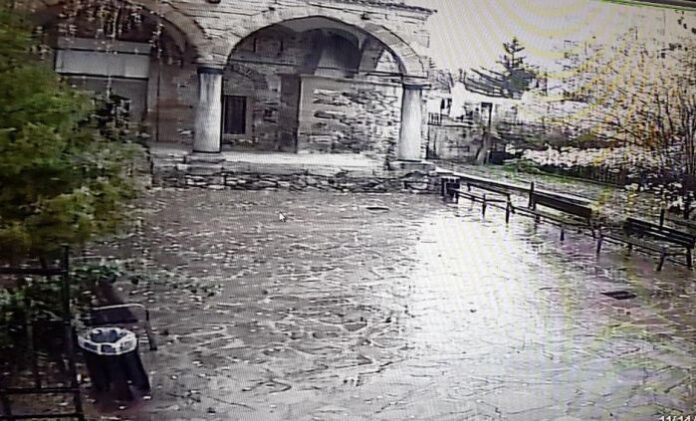 Ученици унищожиха пейки и осветление в двора на джамията в Дупница