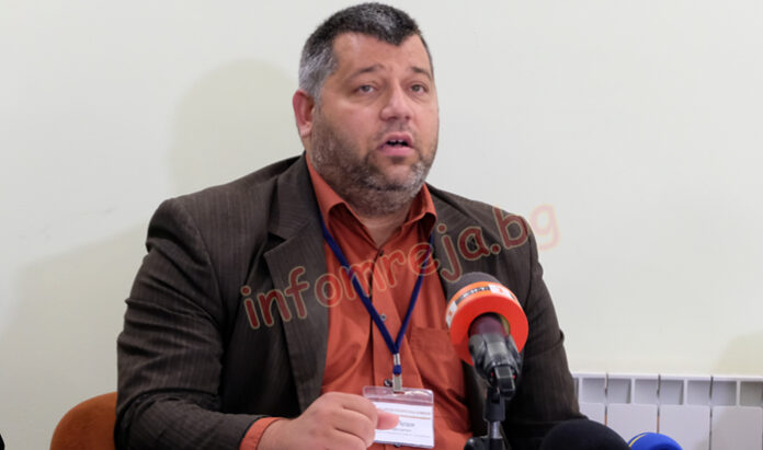 Избирател: Бюлтините са малки! ОИК към членовете на СИК: Колеги, поставяйте внимателно втория печат!