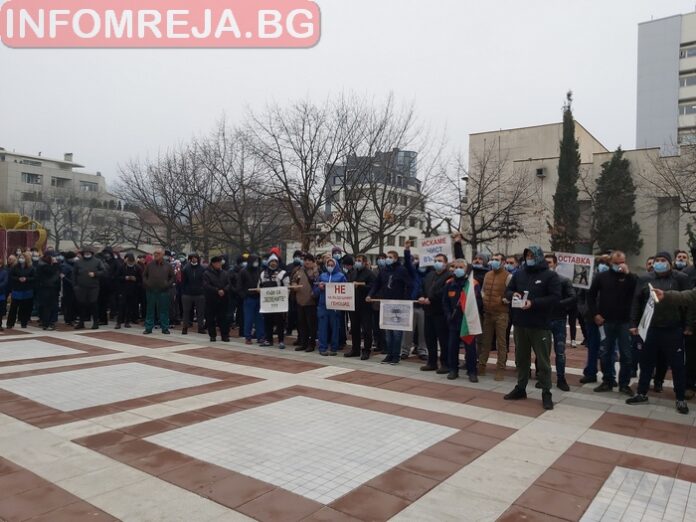 Кметът на Благоевград и протестиращи си стиснаха ръцете в името на чистия въздух (СНИМКИ+ВИДЕО)