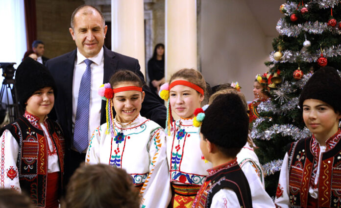 Президентът, съпругата му и деца на „Българската Коледа“ украсиха елхата в президентството