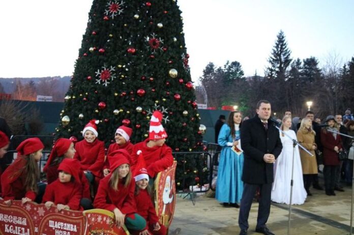 Коледните светлини грейнаха в центъра на Перник