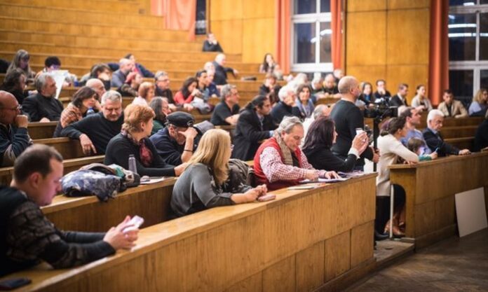 Кюстендилски поети четоха стихове в Голямото литературно четене в Софийския университет