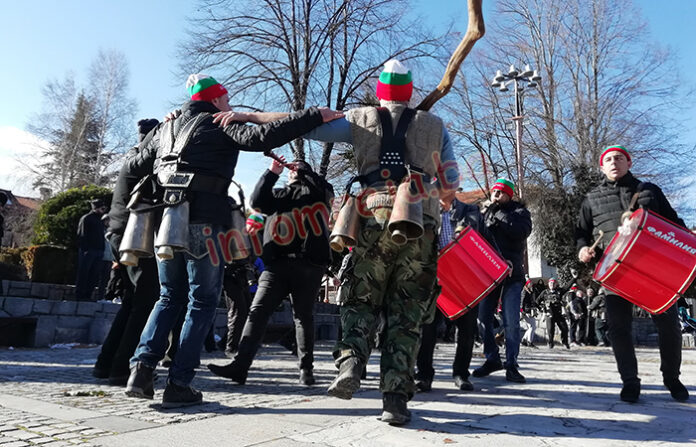 Кукери гонят злото от Банско на Нова година