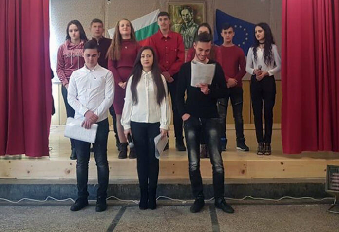 Ученици от Белица почетоха патрона си