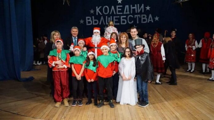 С "Коледни вълшебства" учениците от Разложката гимназия дадоха начало на празниците