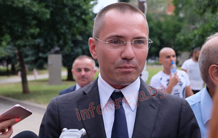 Хванаха евродепутата Ангел Джамбазки да шофира с алкохол в кръвта