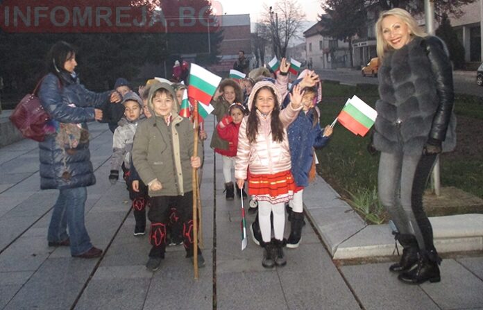 Дядо Коледа и Снежанка пристигнаха на площада в Гоце Делчев