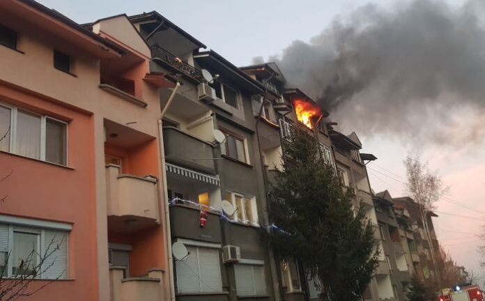 Пожар гори в жилищна кооперация в Кюстендил
