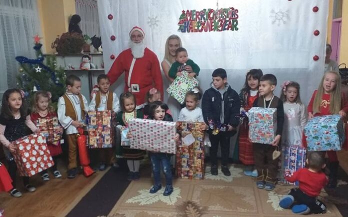 Дядо Коледа и Снежанка зарадваха малките патиланци от ДГ „Еделвайс“