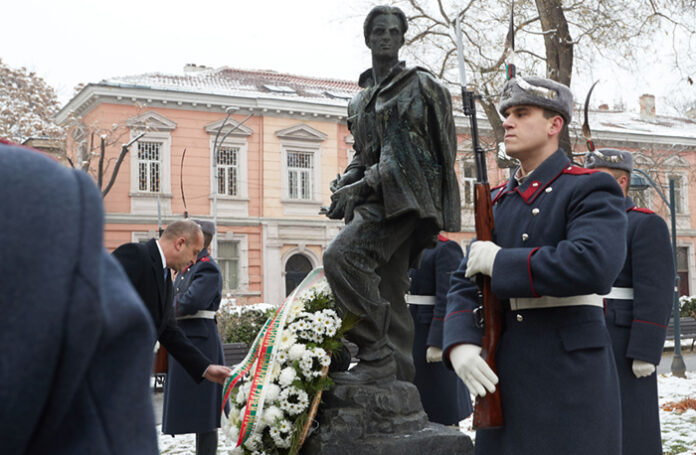Президентът Румен Радев почете паметта на Никола Вапцаров
