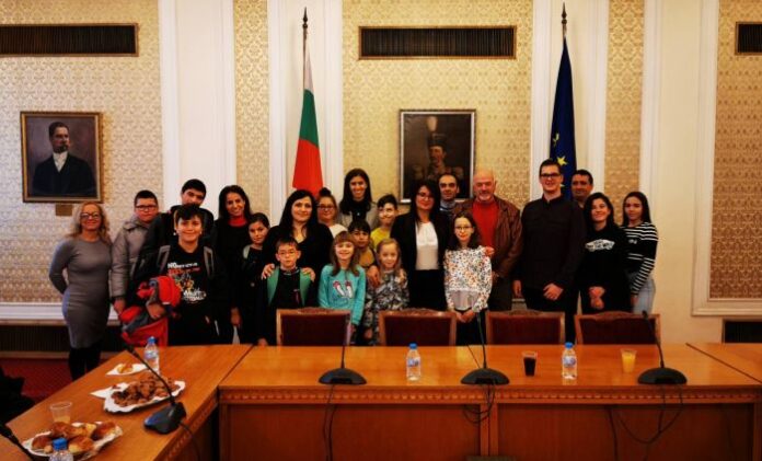 Ученици от Дупница посетиха Народното събрание по покана на депутата Радослава Чеканска