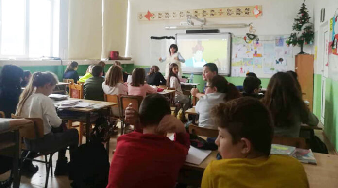 Урок по литература чрез интерактивна дъска проведоха в СУ "Никола Вапцаров" - Хаджидимово