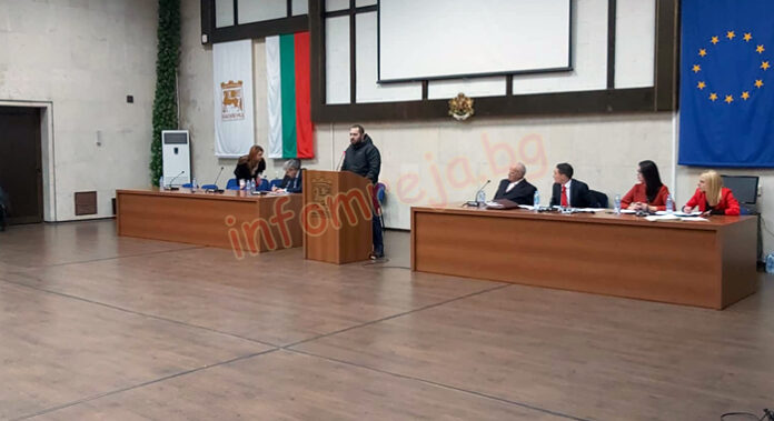 Протестър откри извънредната сесия в Благоевград, смъмри съветниците за липсата на председател (ВИДЕО)