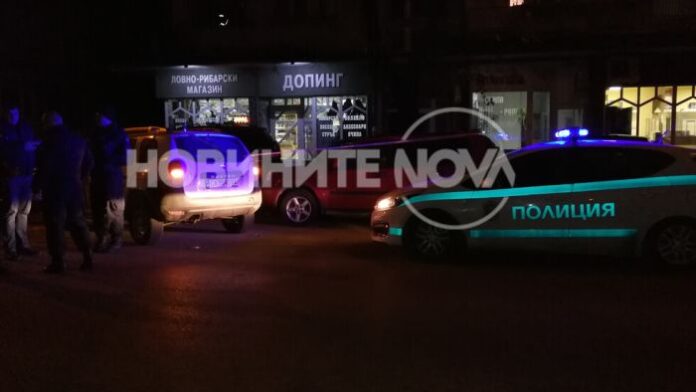 Мъж намушка с нож охранител и минувач