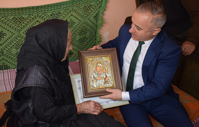 На Бабинден кметът Стоянов посети най-малкият и най-възрастният жител на общината